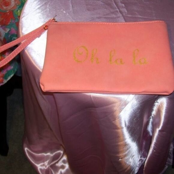 📦 OH OH LA LA melon color clutch/wristlet w/ gold lettering never - Picture 8 of 8